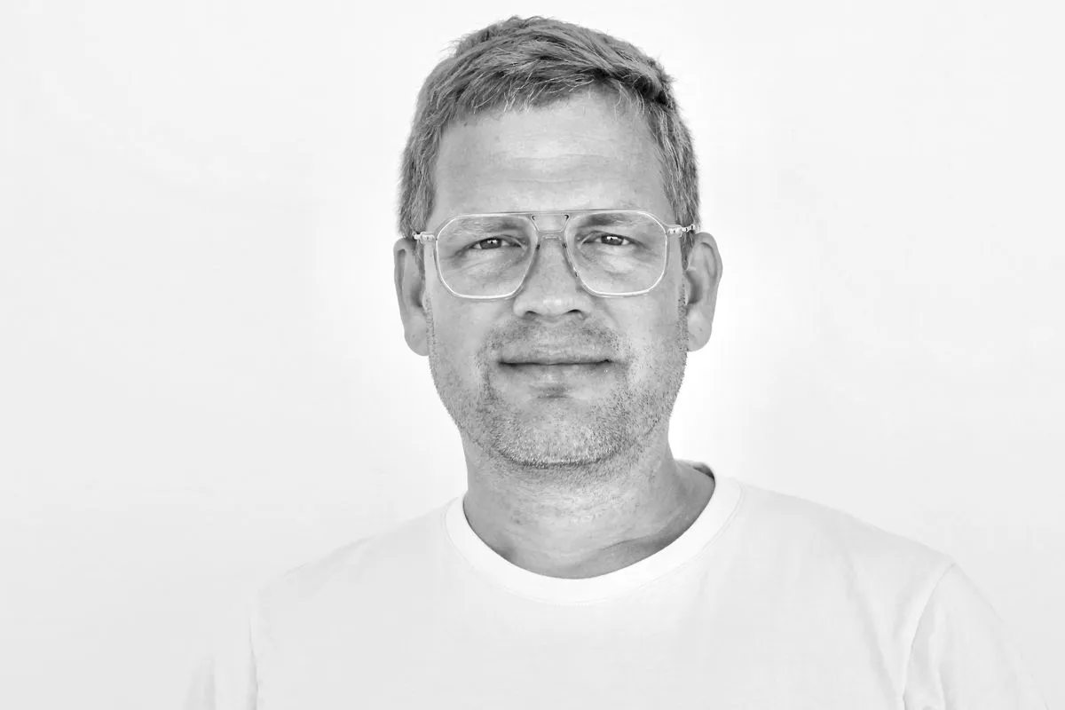 Sebastian Esser, Journalist und Unternehmer, Porträt in Schwarzweiß
