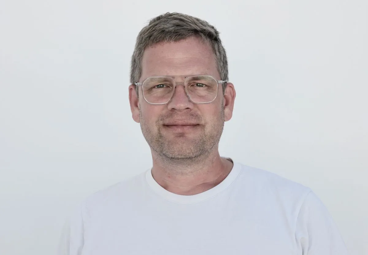 Sebastian Esser, Journalist und Unternehmer, Porträt in Farbe
